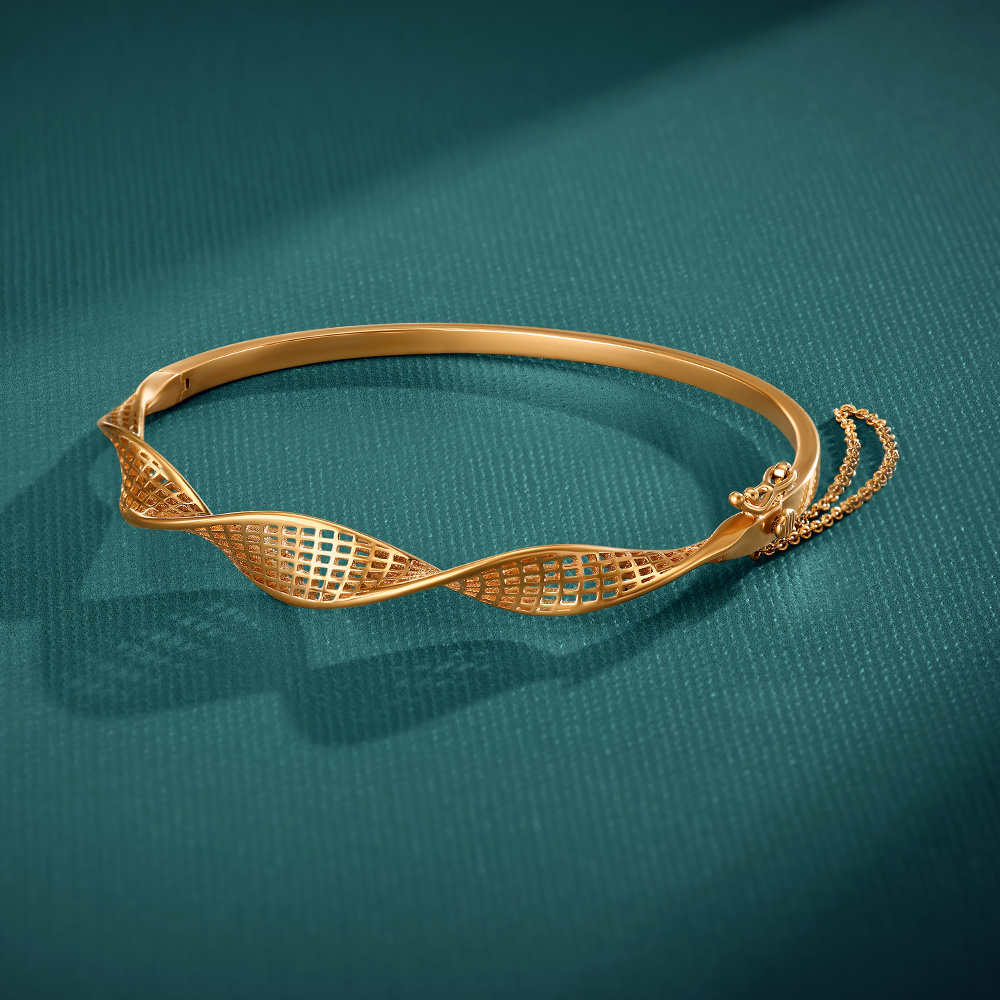 Woven Glow Gold Bangle
Woven Glow Gold Bangle