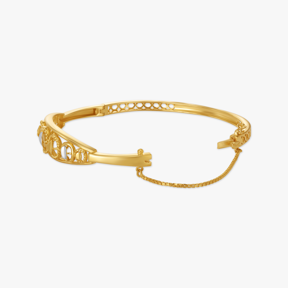 Elegant Filigree Bangle
Elegant Filigree Bangle