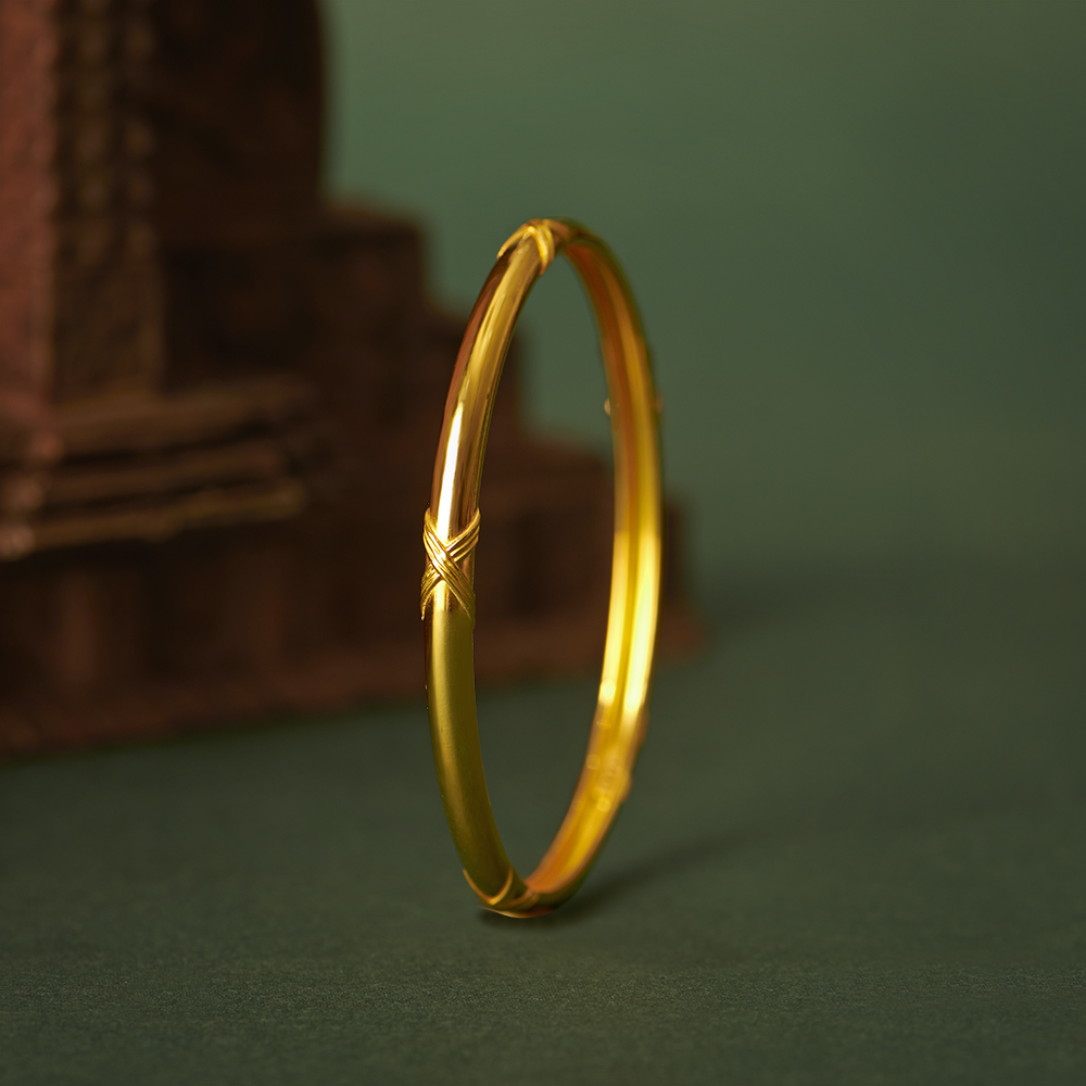 Intricate Polished Gold Bangle
Intricate Polished Gold Bangle