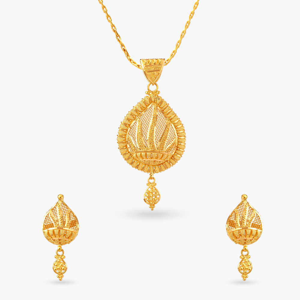 Flamboyant Gold Pendant and Earrings Set
Flamboyant Gold Pendant and Earrings Set