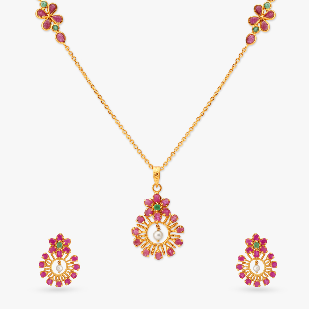 Cluster Gold Pendant with Chain and Earrings Set
Cluster Gold Pendant with Chain and Earrings Set