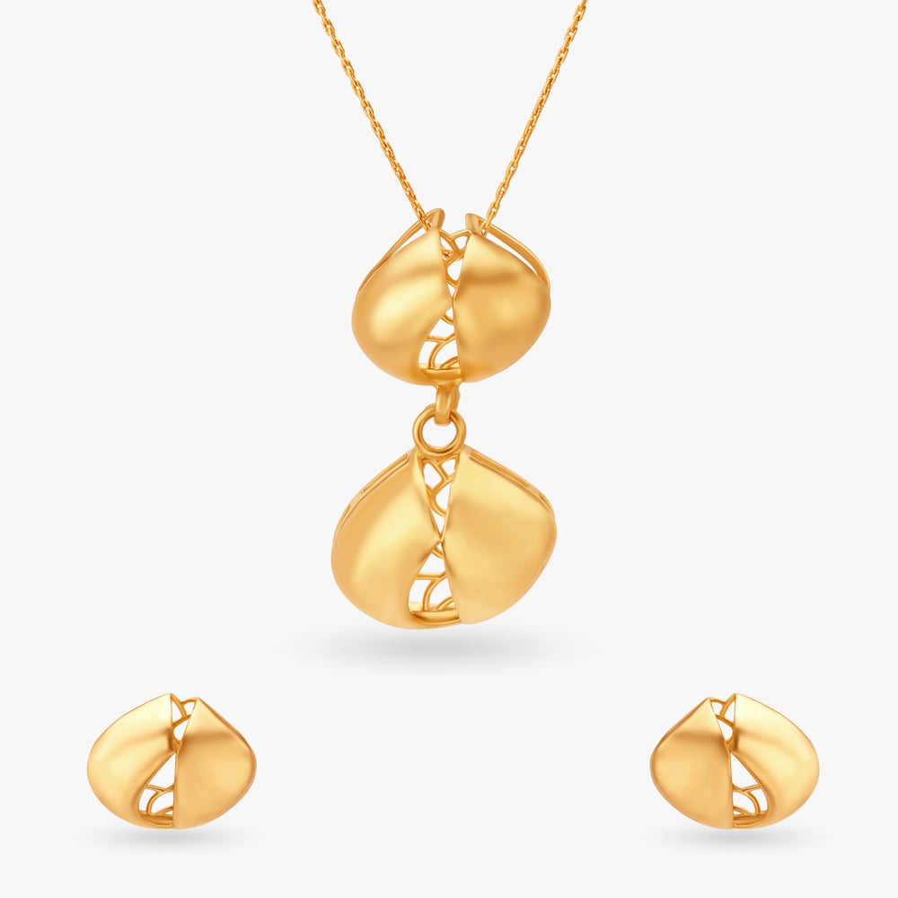 

Luscious Pendant With Earrings Set