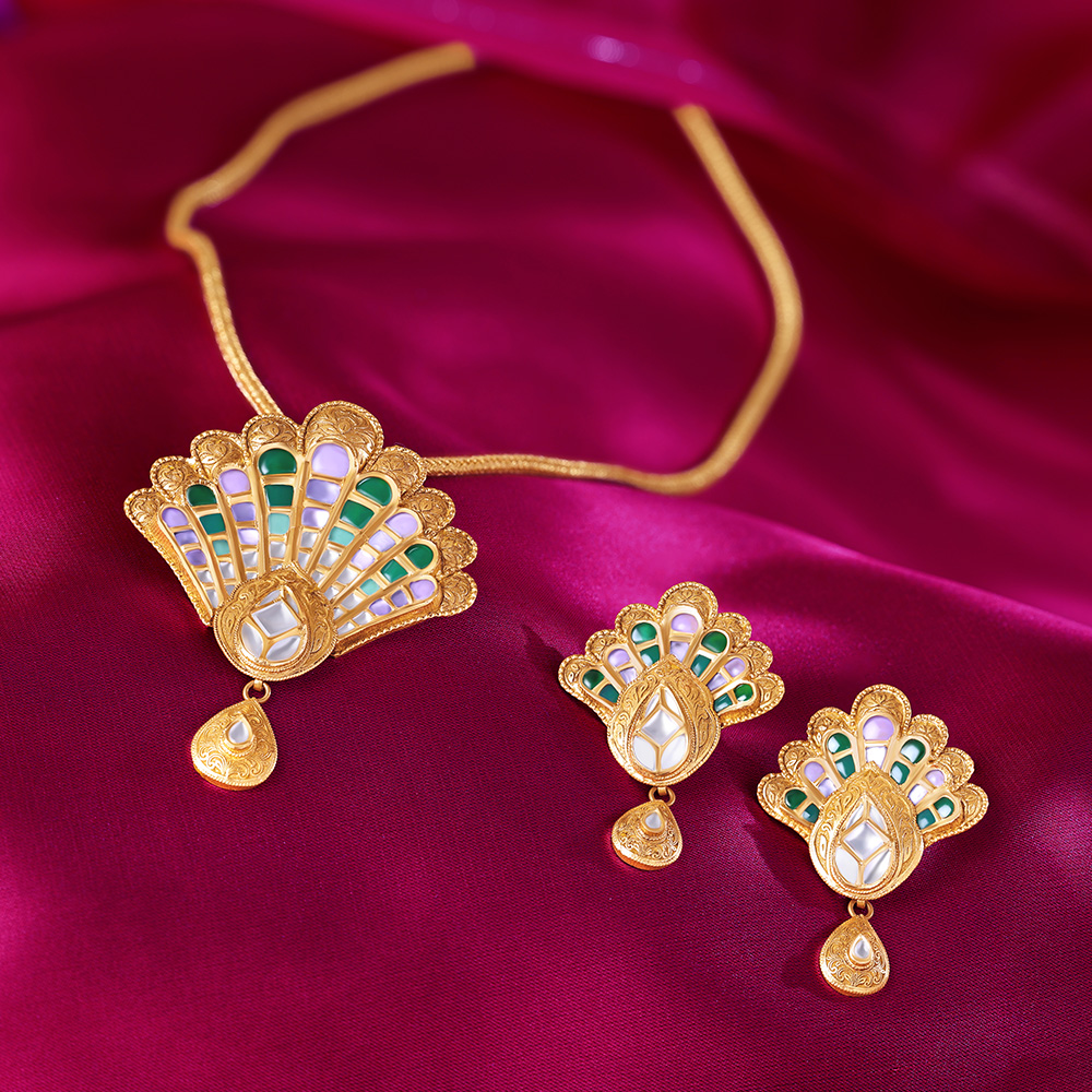 

Ombre Elegance Gold Pendant and Earrings Set