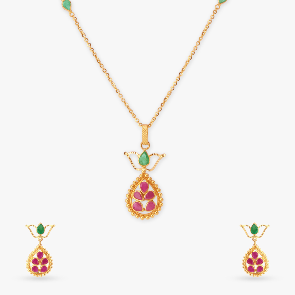 Lustrous Pendant With Chain And Earrings Set