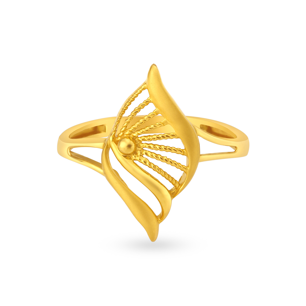 

Striking Yellow Gold Conch Finger Ring