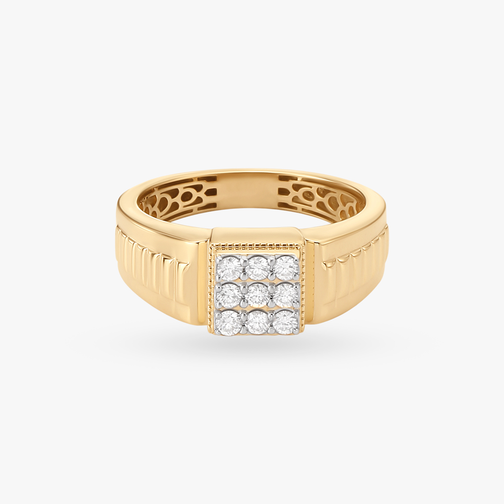 

Lustrous Cluster Diamond Finger Ring