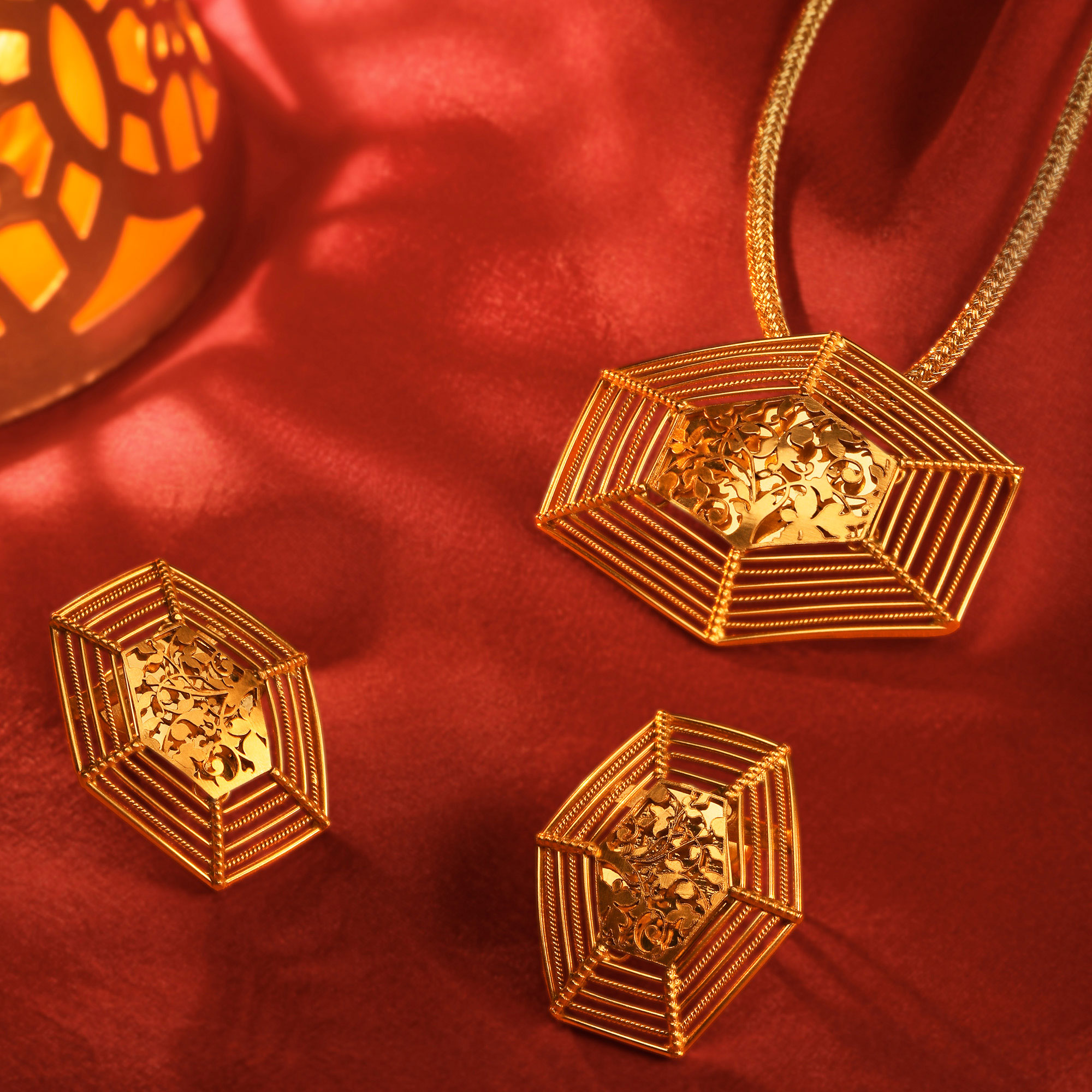 Beautiful Artistic Pendant and Earrings Set