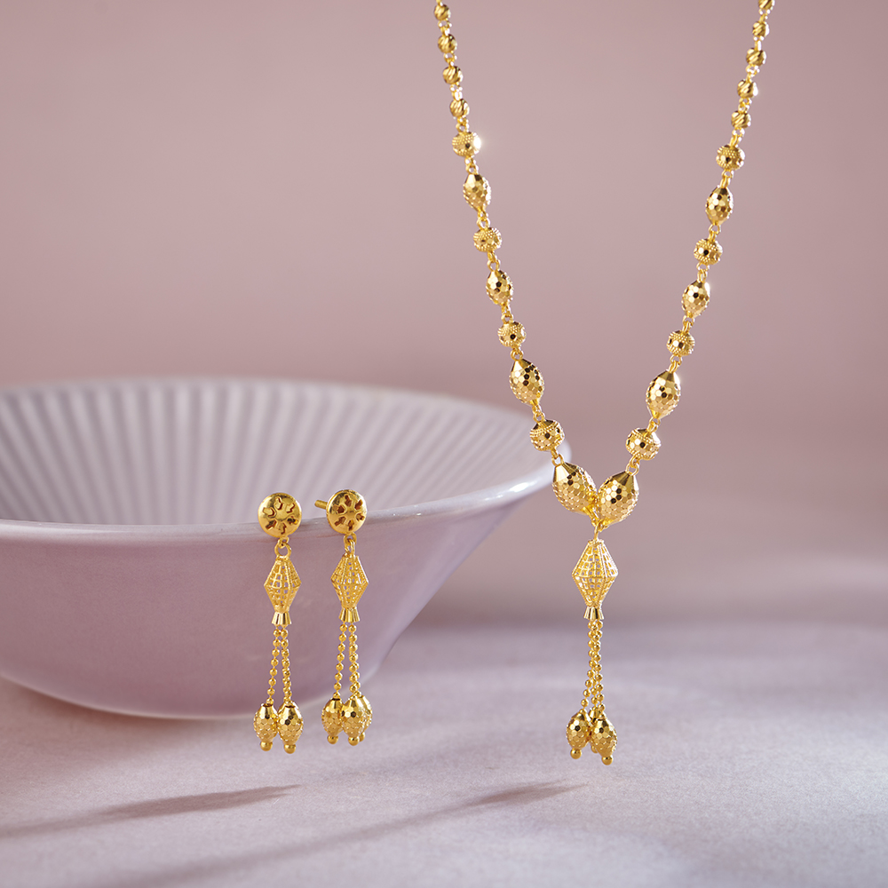 

Stately Beads and Tassels Necklace Set