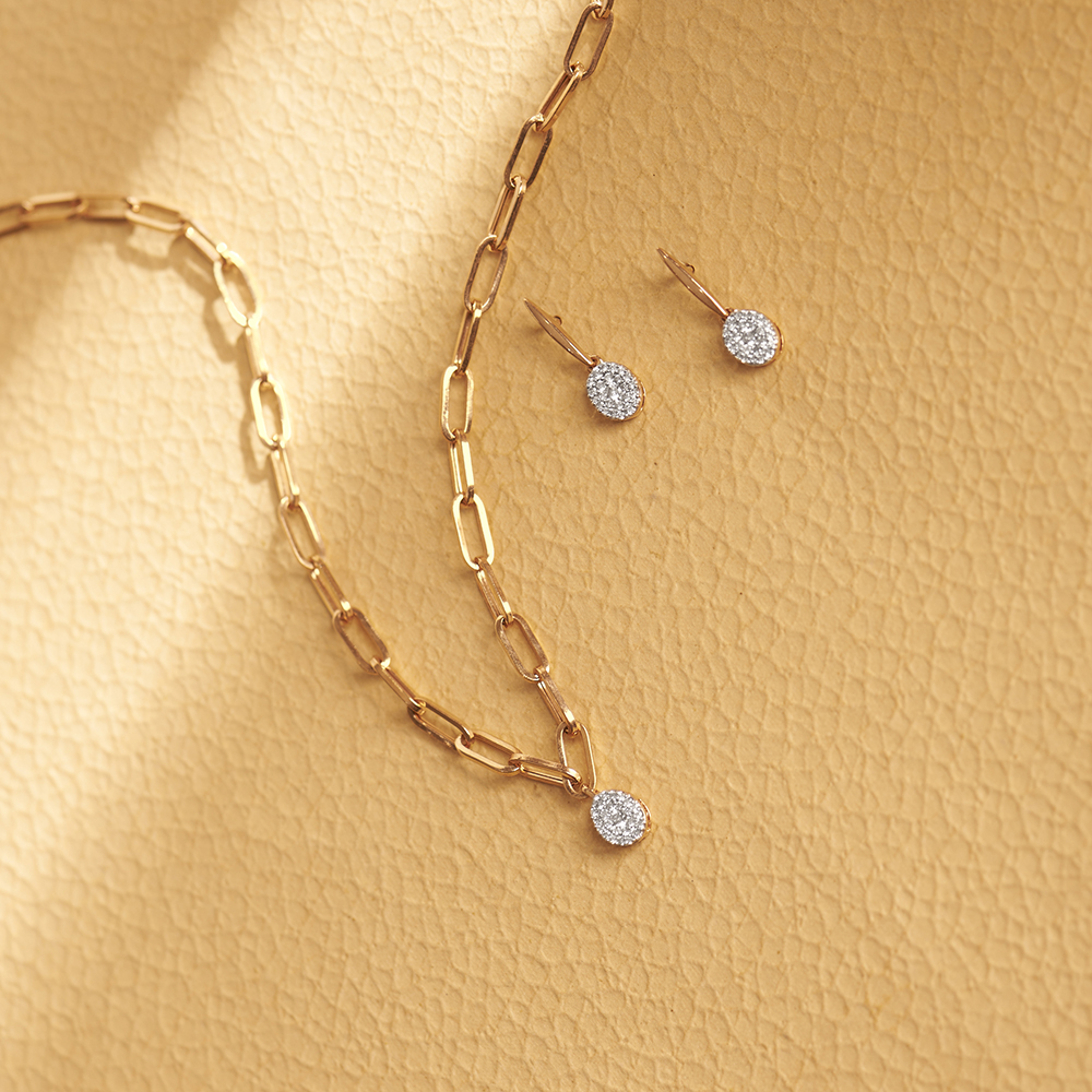 

Exquisite Diamond Necklace Set