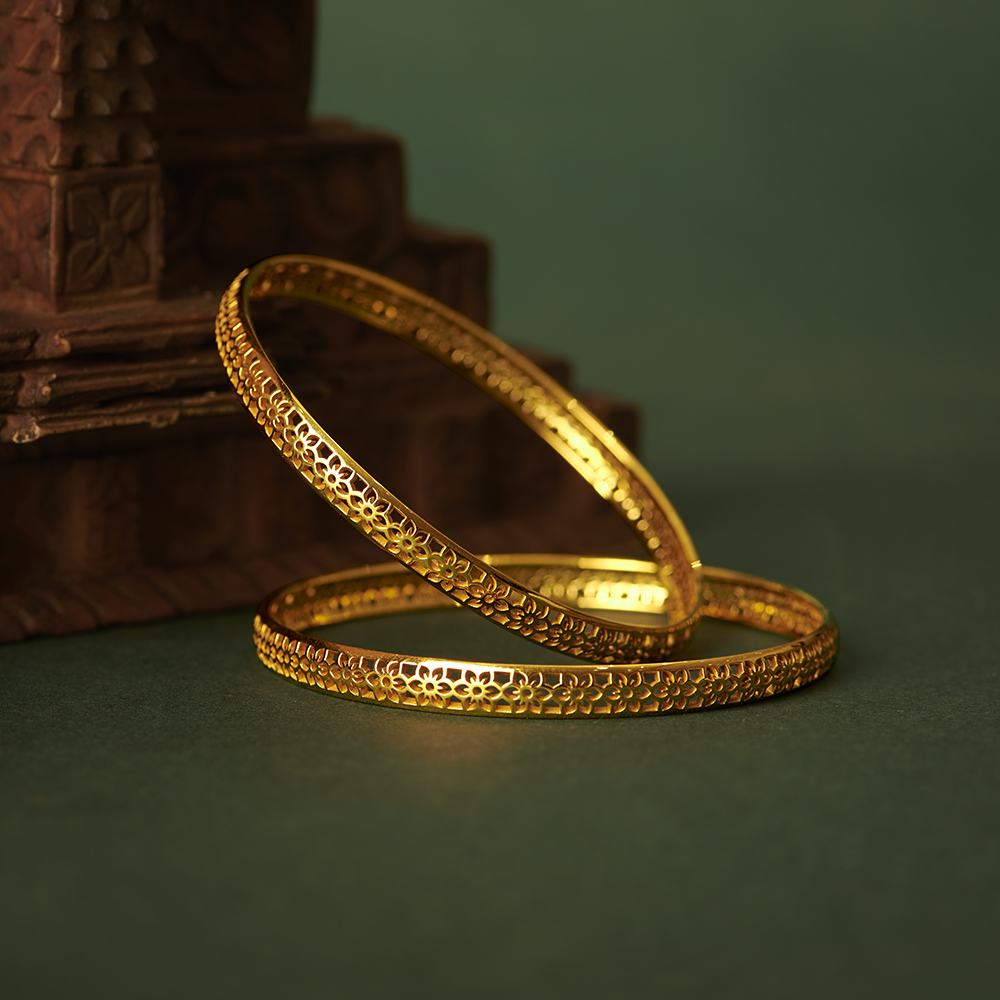 

Fashionable Floral Bangle