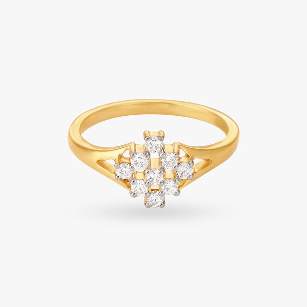 

Lustrous Cluster Diamond Finger Ring