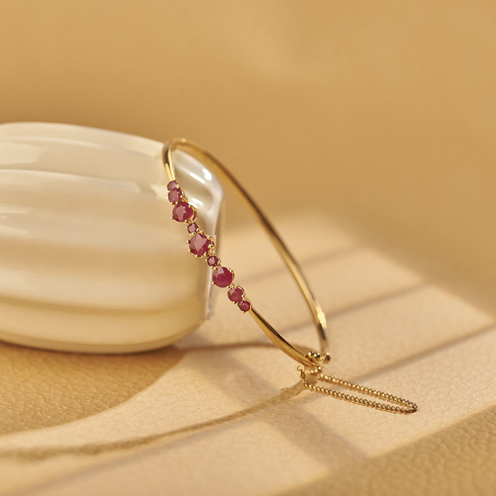 

Classical Gold Bangle