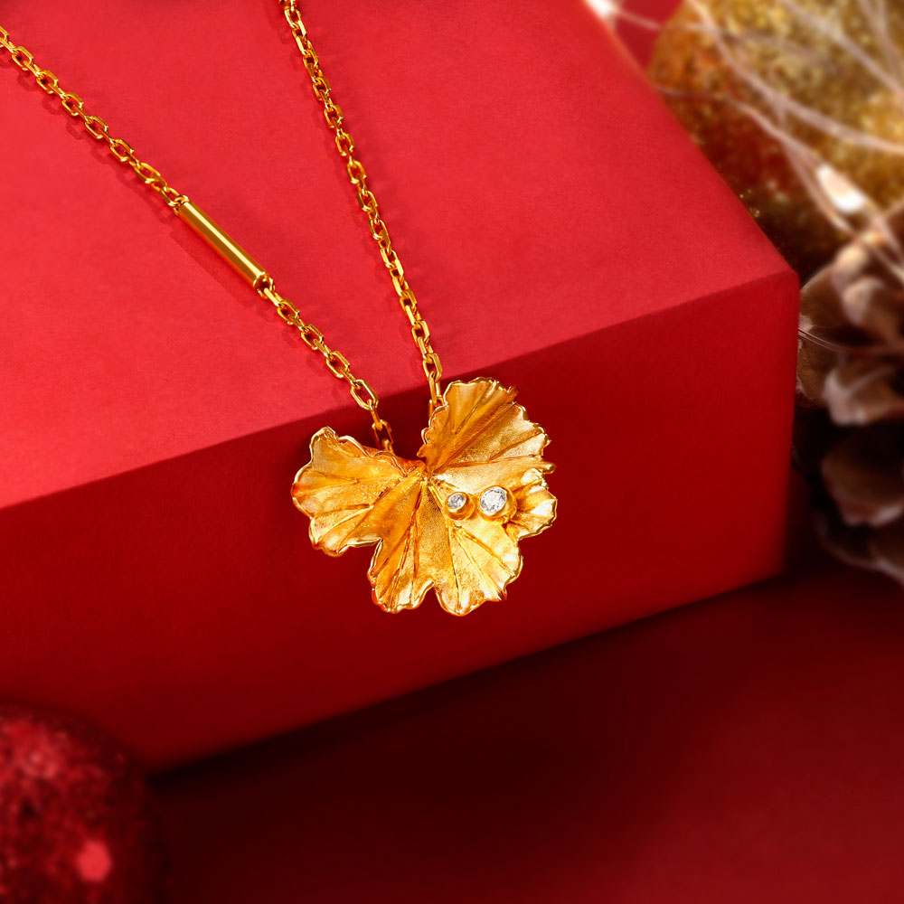 A Glorious Leaf Diamond Pendant with Chain