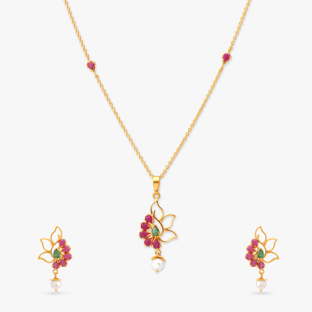 Elegant Gold Pendant with Chain and Earrings Set