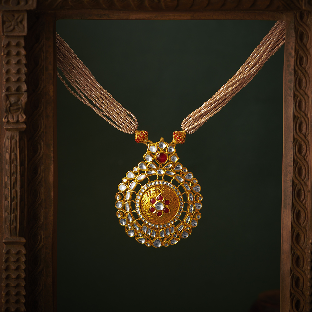 

Luminous Gold Pendant with Chain