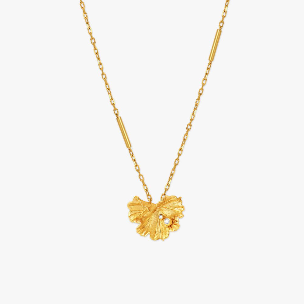 

A Glorious Leaf Diamond Pendant with Chain
