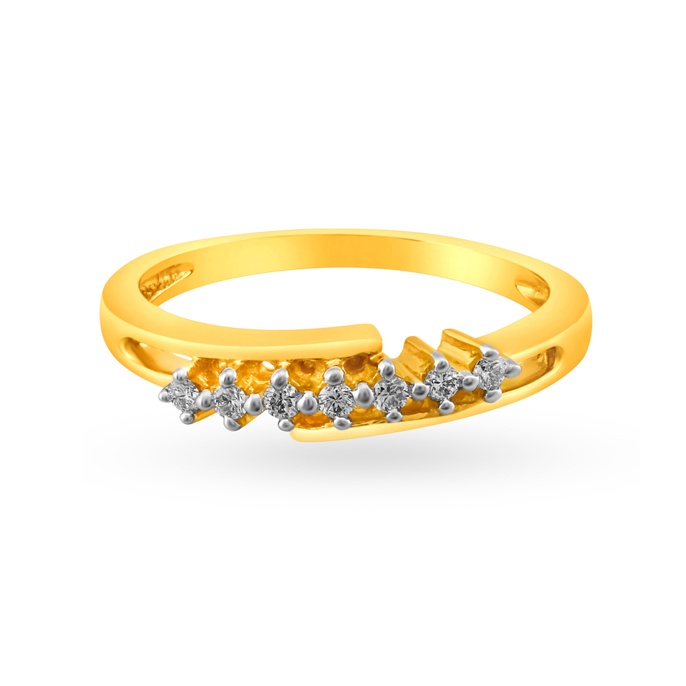 

Sleek 18 Karat Gold Ring With 7 Diamonds