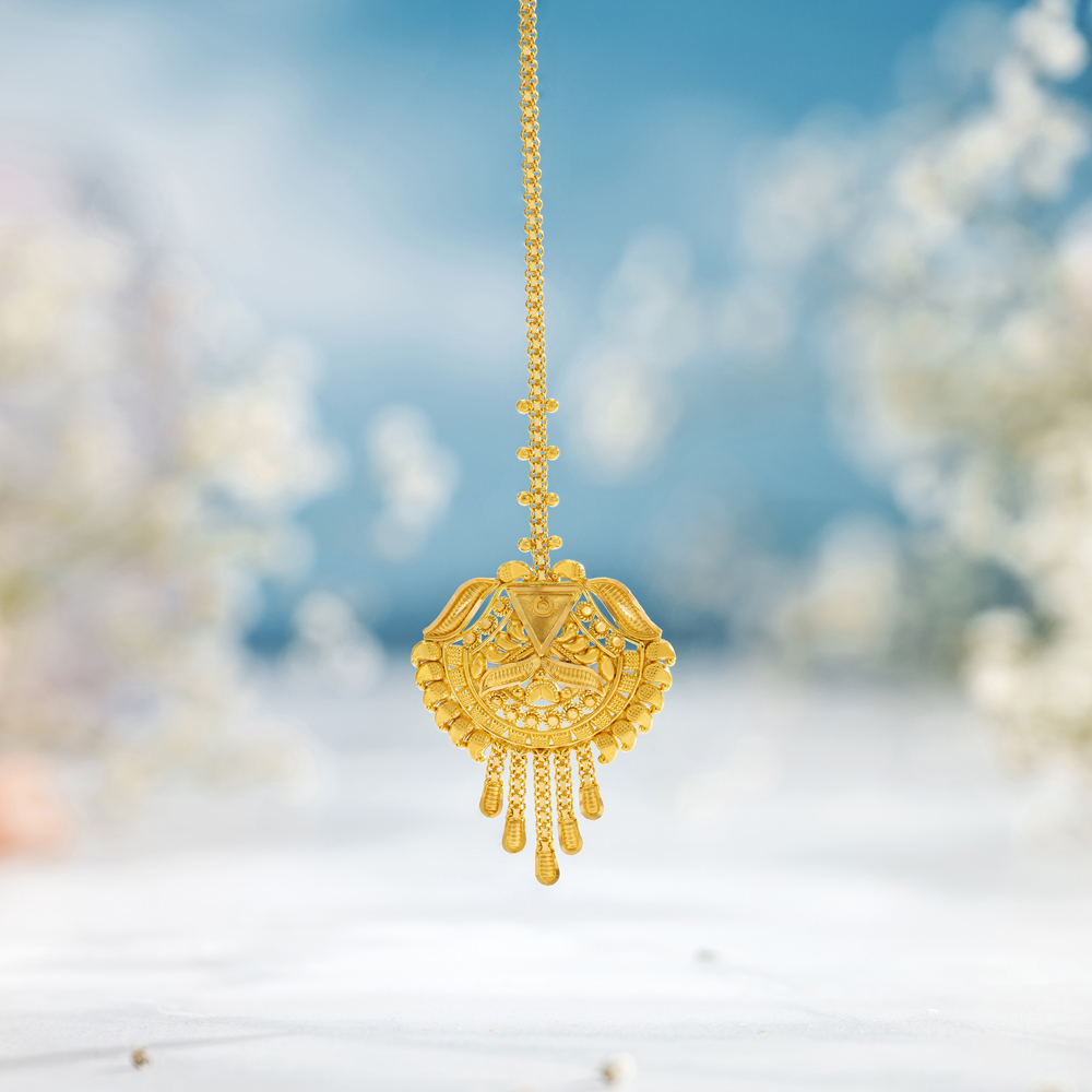 

Cultural Elegance Maang Tikka