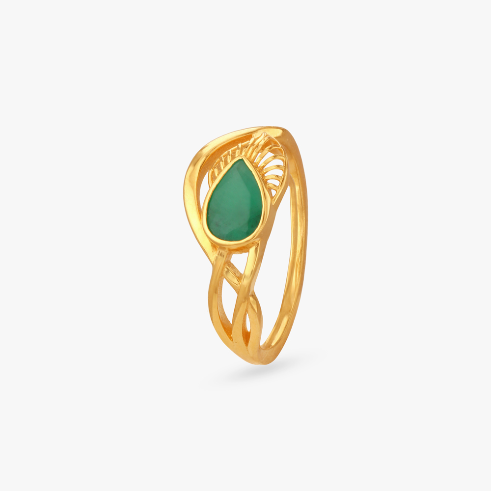Chic Sculpted Emerald Finger Ring