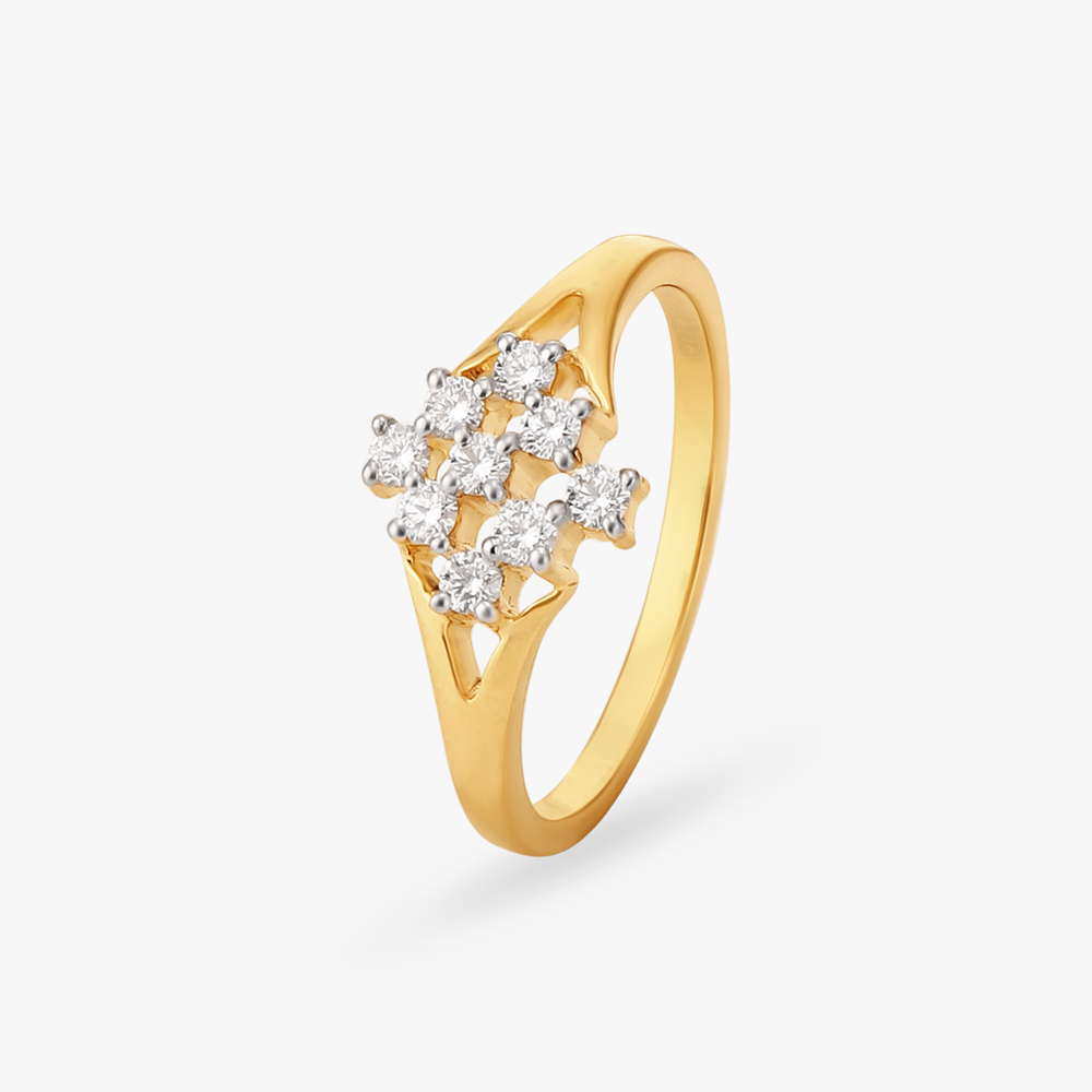 Lustrous Cluster Diamond Finger Ring