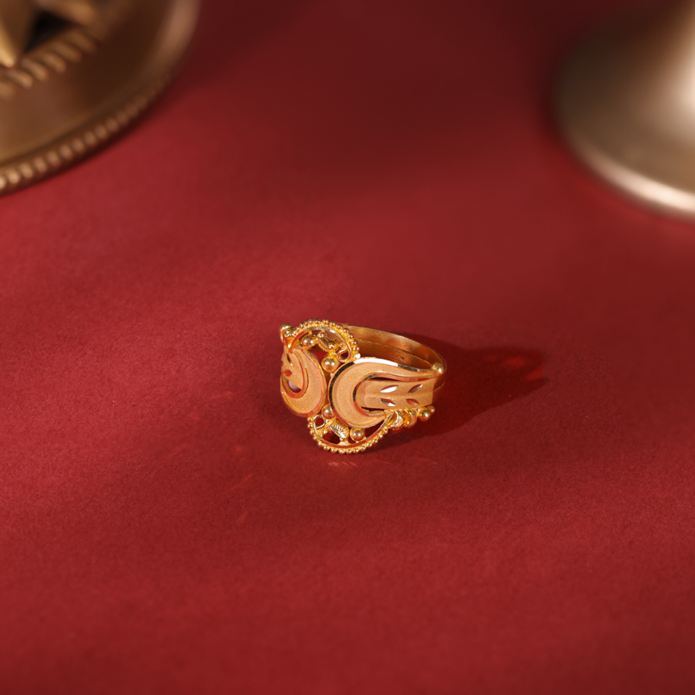 Paisley motifs carved gold finger ring