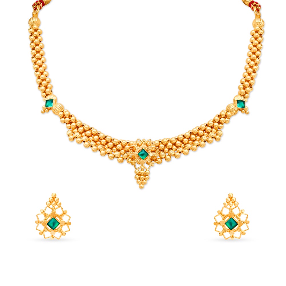 

Graceful Gold Marathi Thushi Necklace Set