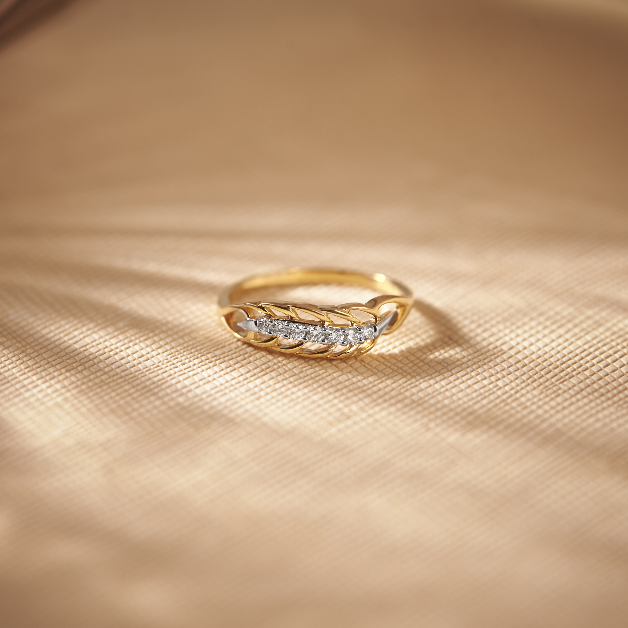 Dewlit Leaf Diamond Ring