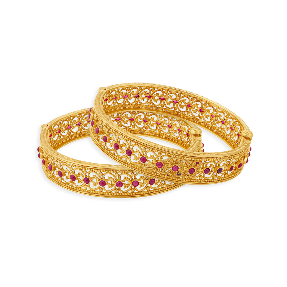 

Captivating Heart Motif Gold Ornate Bangle