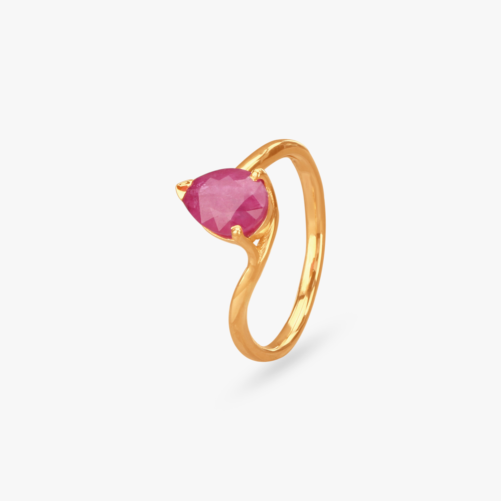 Ruby Radiance Gold Finger Ring
